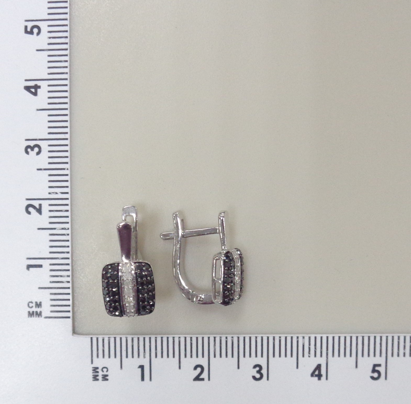 Серебряные серьги с бриллиантов